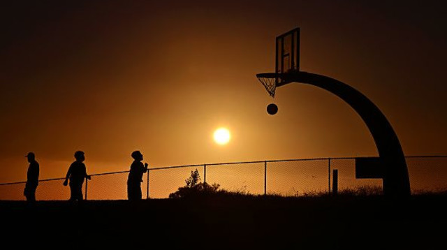 ילדים משחקים כדורסל (צילום: GettyImages)