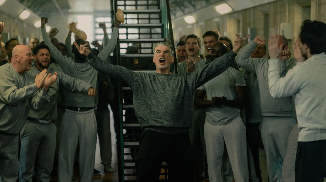 פירס ברוסנן בסדרה "מובלנד" (צילום: באדיבות HOT ו-NEXT TV)