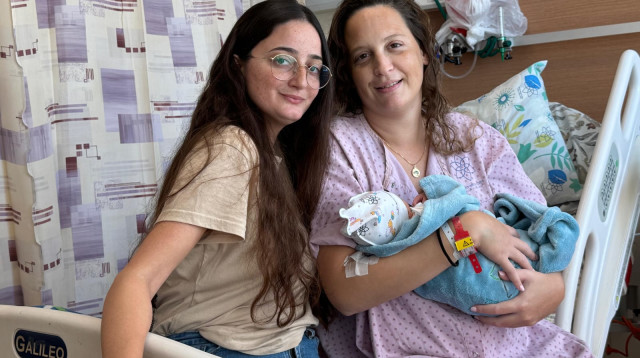 אביב (מימין) ונוי מזמר עם אוריה התינוקת (צילום: בית החולים גליל)