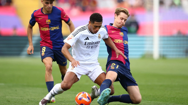 פרנקי דה יונג שחקן ברצלונה מול ג'וד בלינגהאם שחקן ריאל מדריד (צילום: רויטרס)