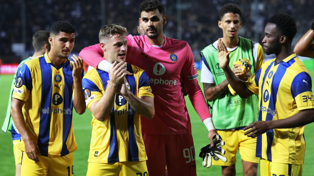 רועי משפתי איתמר נוי ושחקני מכבי תל אביב בסיום המשחק בסלוניקי (צילום: רויטרס)