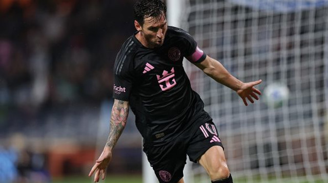 ליאו מסי חוגג במדי אינטר מיאמי (צילום: Dustin Satloff)