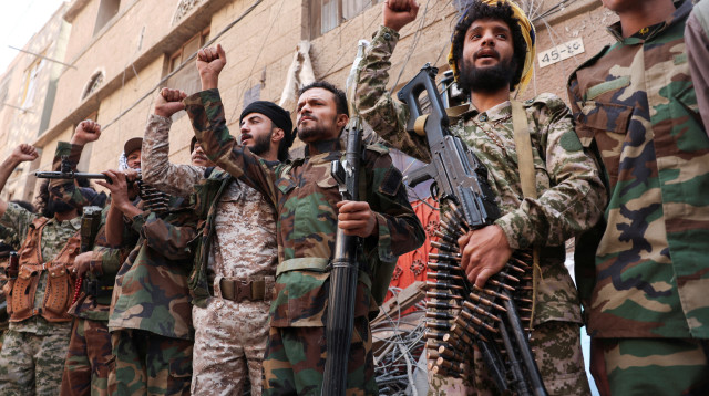 חות'ים בצנעא לאחר תקיפה ישראלית (צילום: רויטרס)