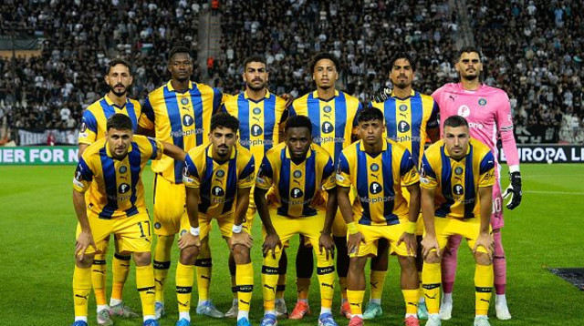 התמונה הקבוצתית של מכבי תל אביב בסלוניקי (צילום: Konstantinos Tsakalidis/Anadolu via Getty Images)