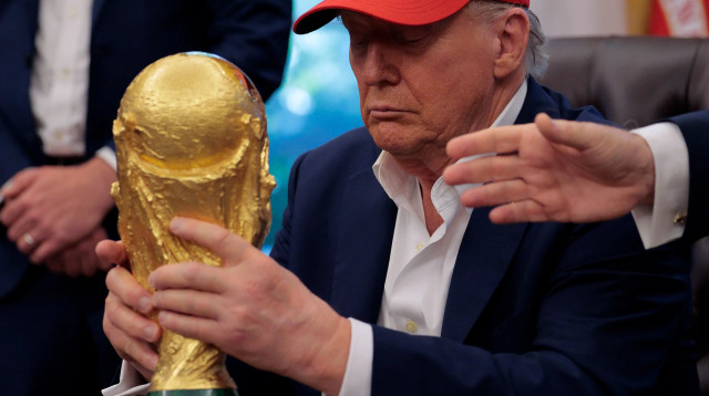 דונלד טראמפ, נשיא ארצות הברית עם גביע העולם (צילום: GettyImages)