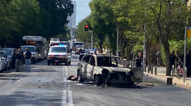 פיצוץ רכב ברחוב לה גווארדיה בתל אביב (צילום: אבשלום ששוני)