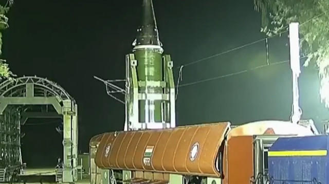 שיגור טיל בליסטי מתוך רכבת בהודו (צילום: צילום מסך רשת X)