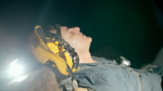 דני קושמרו במעמקי המערה הגדולה בעולם (צילום: באדיבות קשת 12)