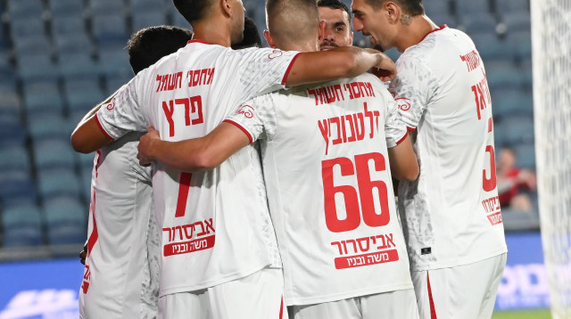 שחקני הפועל באר שבע חוגגים (צילום: ברני ארדוב)