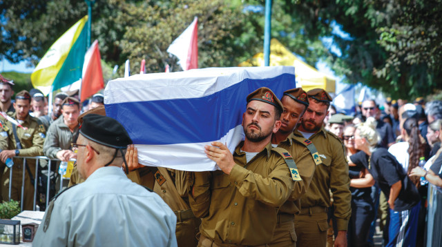 הלווייתו של סגן רון אריאלי בבית העלמין בחדרה (צילום: טל גל, פלאש 90)