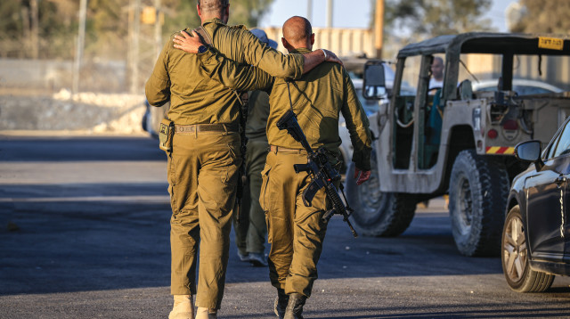 חיילי מילואים בשטח כינוס סמוך לעזה (צילום: צפריר אביוב, פלאש 90)