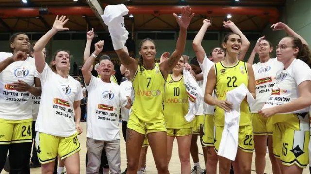 טריפל-דאבל שני בסדרה. ג'ני סימס, במרכז (צילום: דני מרון)