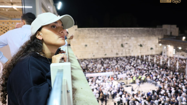 אמילי דמארי בתפילת סליחות בכותל המערבי (צילום: הקרן למורשת הכותל)