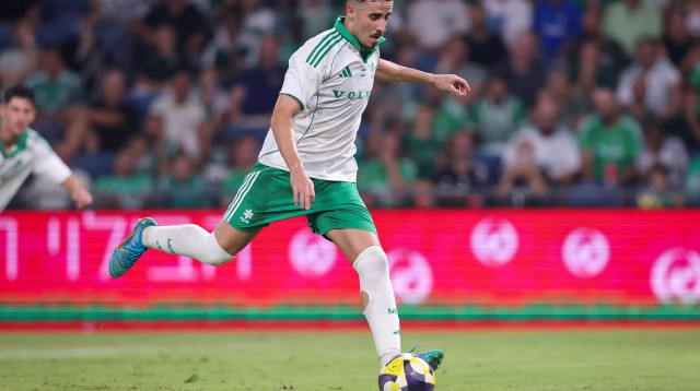 דולב חזיזה שחקן מכבי חיפה בועט פנדל (צילום: מאור אלקסלסי)