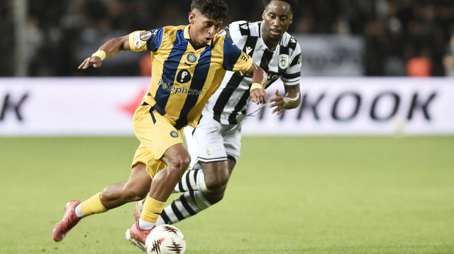 קרווין אנדרדה, מכבי תל אביב לצד באבה רחמן, פאוק סלוניקי (צילום: GettyImages)