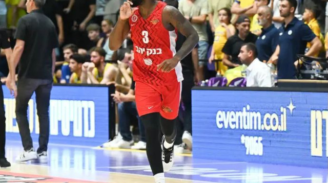 קרינגטון חוגג אחרי השלשה שסגרה עניין (צילום: ברני ארדוב)