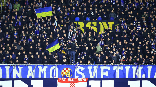 אוהדי דינמו זאגרב הביעו תמיכה באוקראינה (צילום: רויטרס)