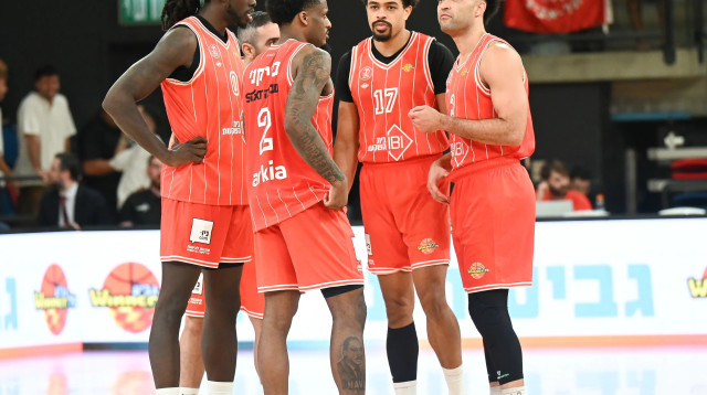 שחקני הפועל תל אביב (צילום: ברני ארדוב)