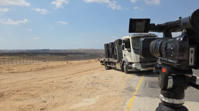 משאיות עם רמקולים בגבול עזה (צילום: עוצבת התקשוב הדרומית)