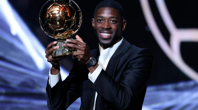 שחקן פריז סן ז'רמן עוסמאן דמבלה זוכה בכדור הזהב (צילום: GettyImages, FRANCK FIFE/AFP)