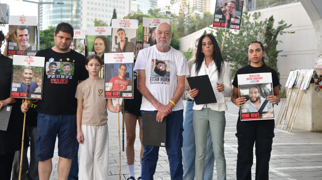 משפחות החטופים בהצהרה מול הקריה, היום ה-722 למלחמה (צילום: אבשלום ששוני)