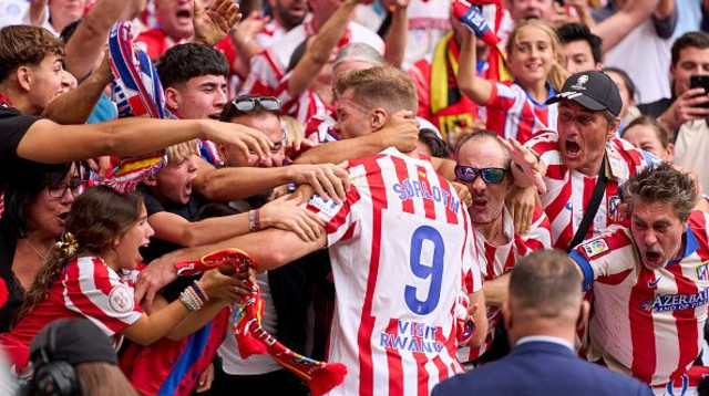 אלכסנדר סורלות חוגג עם אוהדי אתלטיקו מדריד (צילום: GettyImages)