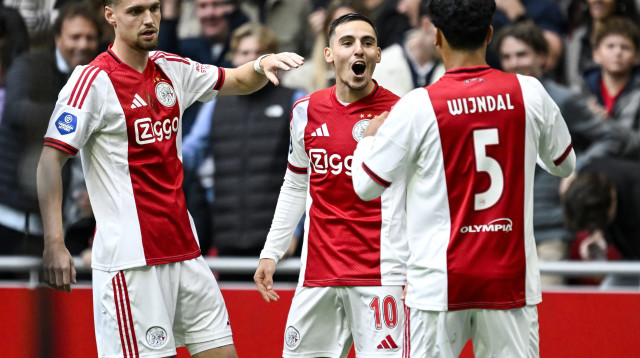 אוסקר גלוך חוגג עם שחקני אייאקס (צילום: GettyImages)