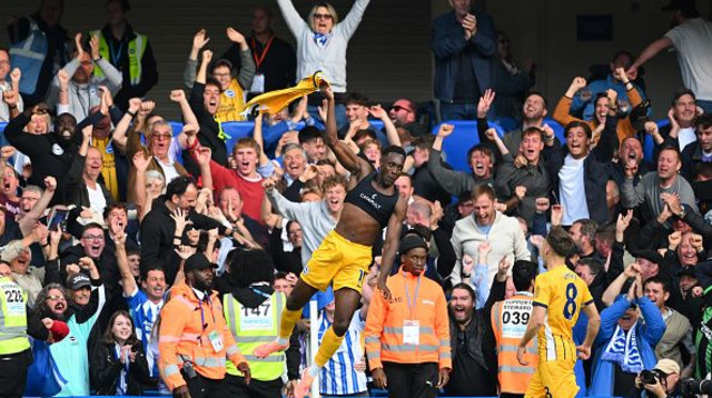 דני וולבק חוגג במדי ברייטון (צילום: Clive Mason)