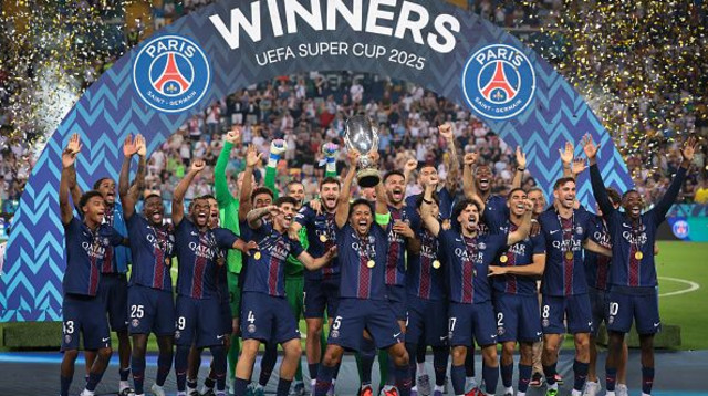 שחקני פריז סן ז'רמן עם הסופרקאפ האירופי (צילום: GettyImages)