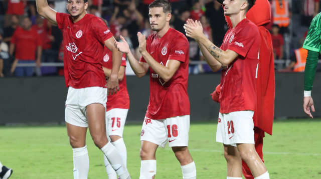 שחקני הפועל תל אביב חוגגים (צילום: דני מרון)