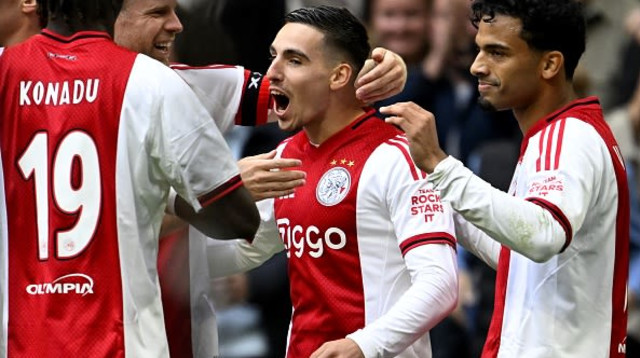 אוסקר גלוך חוגג עם שחקני אייאקס (צילום: ANP via Getty Images)