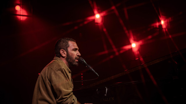 שלומי שבן במופע השקת תקליטי הויניל של ענר שפירא זל בבארבי יפו (צילום: אברהם מייסלס)