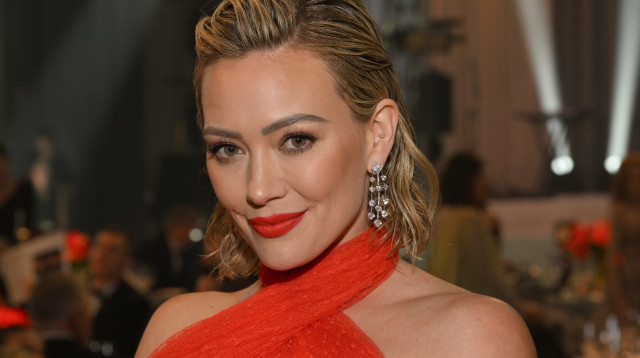 הילרי דאף (צילום: Elton John AIDS Foundation )