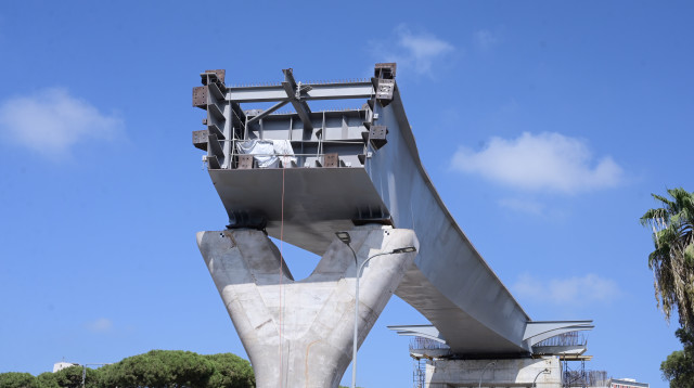 גשר שיונף מעל שדרות רוקח בתל אביב (צילום: אבשלום ששוני)