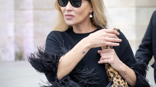 קייט מוס עם תיק מנומר (צילום:  Arnold Jerocki/Getty Images)