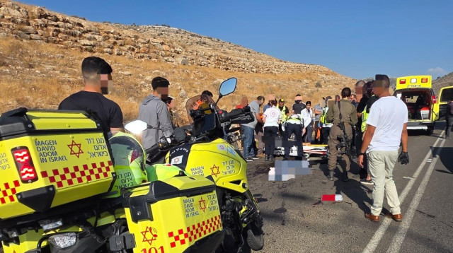 זירת התהפכות רכב בכביש 465 (צילום: תיעוד מבצעי מד"א)