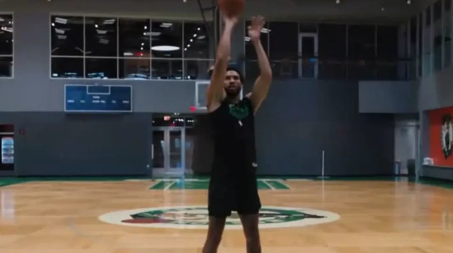 ג'ייסון טייטום מתאמן (צילום: צילום מסך, מתוך יוטיוב)