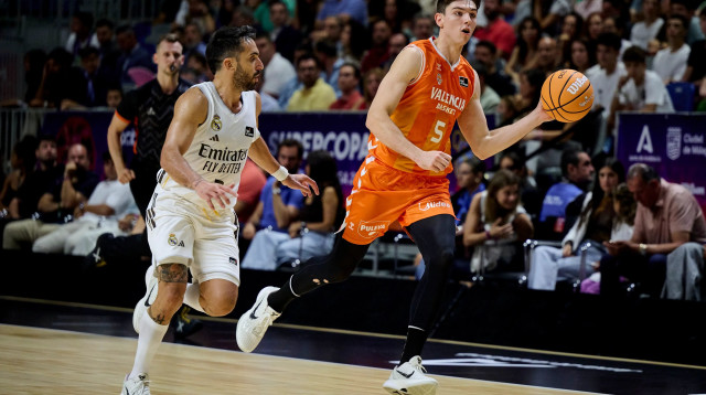 שחקן ולנסיה סרחיו דה לראה מול שחקן ריאל מדריד פקונדו קמפאסו (צילום: GettyImages, Borja B. Hojas)