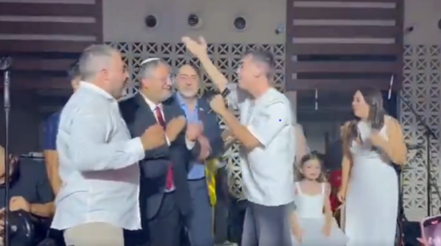 איתמר בן גביר חוגג עם הזמר ששון שאולוב על הבמה (צילום: צילום מסך)