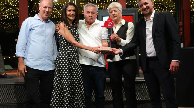 אלונה ברקת זכתה לאות כבוד (צילום: מרכז הפועל)