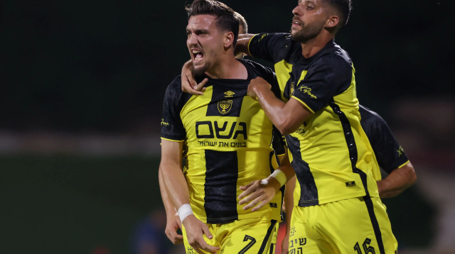 ירדן שועה חוגג עם דור מיכה אחרי השער שכבש לזכות בית"ר ירושלים (צילום: מאור אלקסלסי)