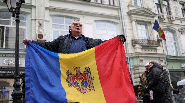 מצביעים מחוץ לקלפי בשגרירות מולדובה במוסקווה (צילום: רויטרס)