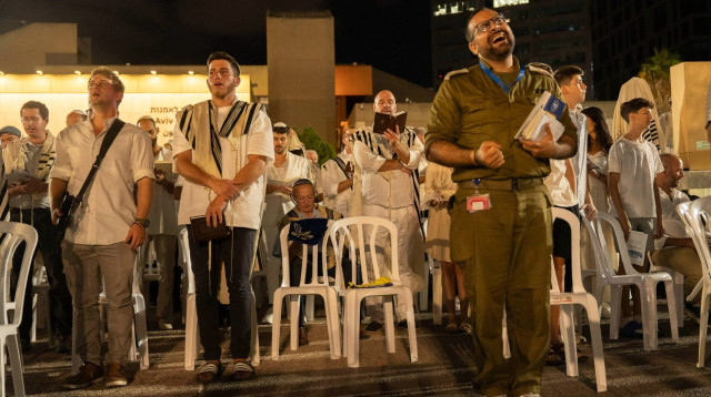 תפילה בכיכר החטופים (צילום: יח"צ)