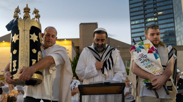 תפילה בכיכר החטופים (צילום: יח"צ)