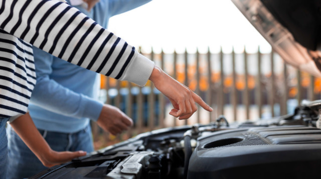 מה עושים כשמצבר הרכב לא תקין ואתם תקועים באמצע הדרך? (צילום: FREEPIK)