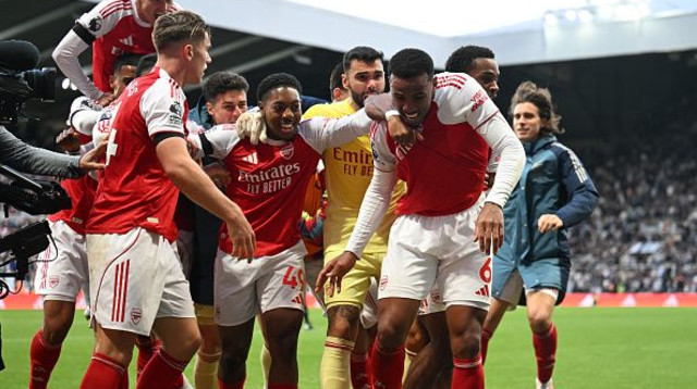 שחקני ארסנל חוגגים (צילום: Stuart MacFarlane)