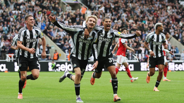 ברונו גימראייש חוגג עם ניק וולטמאדה, ניוקאסל (צילום: GettyImages)