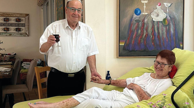 טוביה צפיר לצד אישתו יעל (צילום: פרטי)