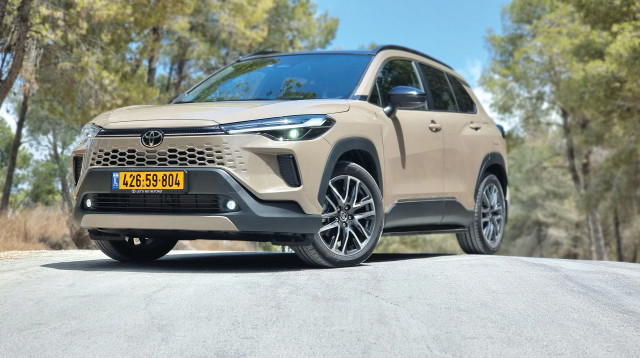 טויוטה קורולה קרוס  (צילום: רוני נאק)