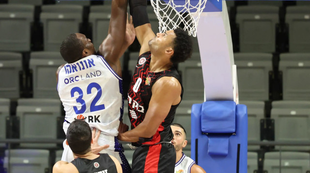 ג'סטין סמית', הפועל ירושלים לצד צ'ינאנו אונואקו, בני הרצליה (צילום: דני מרון)